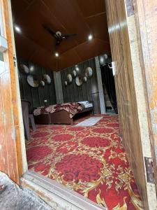 Postel nebo postele na pokoji v ubytování Krishna Resort