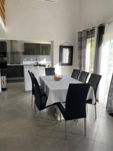 eine Küche und ein Esszimmer mit Tisch und Stühlen in der Unterkunft Un jour en Provence in Cabannes