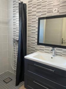 ein Badezimmer mit Waschbecken und Spiegel in der Unterkunft Un jour en Provence in Cabannes + 6 Fotos