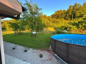 a hot tub in a yard with a picnic table at Terra Verde in Račički Brijeg