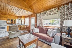 Dapur atau dapur kecil di Sunnyside 3BR 1BA Relaxing Lakefront Retreat +29 gambar