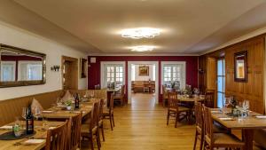 a dining room with wooden tables and chairs at Ferienwohnung Allgäu Natur & Spa in Wiggensbach