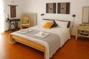 Postel nebo postele na pokoji v ubytování Skafidia Villa Yucca - Garden Haven Retreat