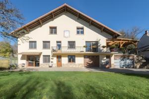 een groot wit huis met een grote tuin bij Vacances à La Montagne in Saint-Julien-en-Champsaur