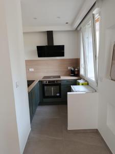 Η κουζίνα ή μικρή κουζίνα στο appart cosy grau d'agde