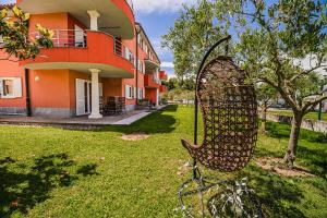 una panchina in un cortile di fronte a un edificio di Apartment Residence Marina Portorož LEVANT 203&202 a Portoroz