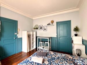 a room with blue doors and a bed at LA BELLE VIE - Appartement cosy au centre-ville in Auxerre +18 photos