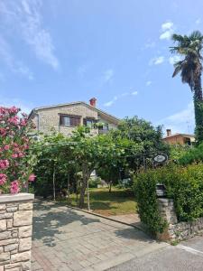 Κήπος έξω από το Enna bedroom with private balcony