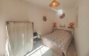 Postel nebo postele na pokoji v ubytování 1 Bedroom Lovely Apartment In Agde