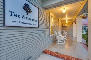 Fotografie z fotogalerie ubytování The Vanderbilt Mansion Apt 12 Near Downtown & TWU v destinaci Denton
