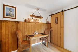 Un comedor con mesa y sillas de madera. en Ferienwohnung Dorlar, en Schmallenberg
