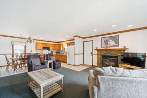 un soggiorno con divano e camino di Spacious 4BR Lakefront Cottage - Perfect for Groups a Lincoln Junction Altre 36 foto