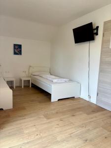 ein Schlafzimmer mit einem Bett und einem Flachbildfernseher in der Unterkunft kleine und charmante Monteurs Unterkunft C in Karlsruhe