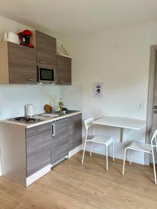 eine Küche mit einem Tisch und einem Tisch und Stühlen in der Unterkunft kleine und charmante Monteurs Unterkunft C in Karlsruhe + 2 Fotos