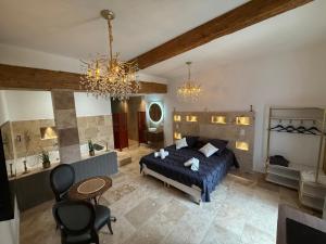 a bedroom with a bed and a bathroom at Suite Luxe Balnéo in Ginestas