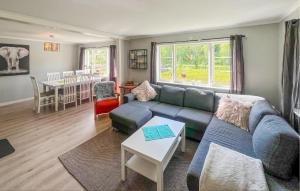 ein Wohnzimmer mit Sofa und Tisch in der Unterkunft 3 Bedroom Cozy Home In Farsund in Farsund