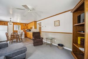 un soggiorno e una cucina con un divano e un tavolo di 1BR Lakefront Cottage - Perfect for Two a Lincoln Junction