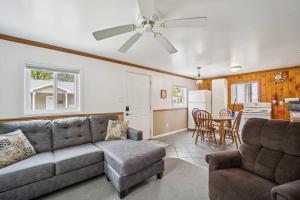 un soggiorno con divano e cucina di 1BR Lakefront Cottage - Perfect for Two a Lincoln Junction Altre 22 foto