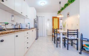 Kuchyň nebo kuchyňský kout v ubytování Awesome Home In Santa Susanna With Wifi