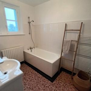 プルガヌーにあるMaison de vacances vue mer et campagneのバスタブと洗面台のあるバスルーム +15枚の写真