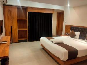 Postel nebo postele na pokoji v ubytování Hotel Aerocity Golden New Delhi Airport