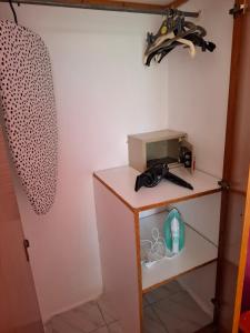 una stanza con una scrivania con una scatola e degli sci di Villa Nikitas a Párga