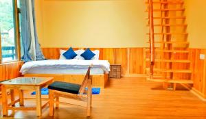 PalchānShree Dev Narayan Hotel的一间卧室配有一张带蓝色枕头的床和梯子