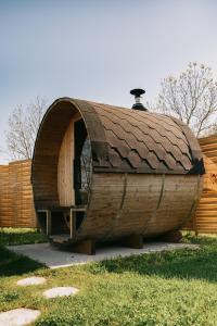 un grande edificio circolare in legno con un tetto di La Cabane de Pierrot a Saint-Bonnet-le-Courreau