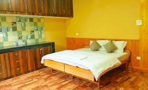 Shree Dev Narayan Hotel客房内的一张或多张床位