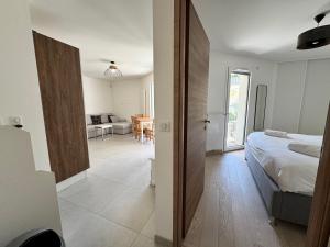 En eller flere senge i et værelse på Le Palmier