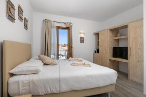 Letto o letti in una camera di The Square Rooms and Suites