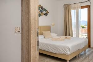 Letto o letti in una camera di The Square Rooms and Suites
