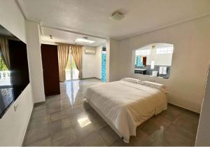 Katil atau katil-katil dalam bilik di Villa Esmeralda +23 gambar