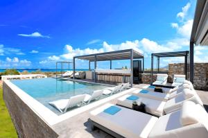 Gallery image of Grey Grand Villa Privater Pool in Asprouliánoi