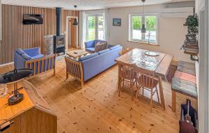 Una sala de estar con un sofá azul y una mesa. en 3 Bedroom Awesome Home In Vestervig, en Vestervig