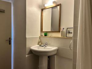 エルキにある667 - Charmante maison en pierre à Erquy, à quelques minutes des plages et du centreのギャラリーの写真