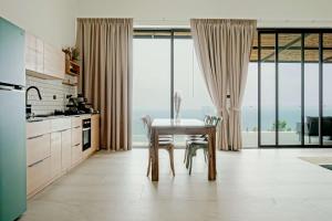 Η κουζίνα ή μικρή κουζίνα στο Panoramic Sea View Villa 3BR Paradise in Haad Yao