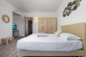 Letto o letti in una camera di The Square Rooms and Suites