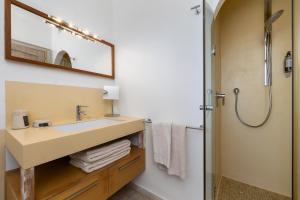 Bagno di The Square Rooms and Suites