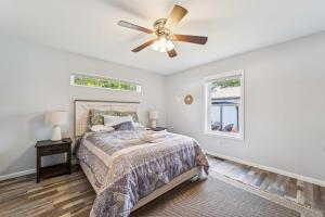 una camera da letto con un letto e un ventilatore a soffitto di Spacious 3BR Lakefront Cottage with Stunning Views a Lincoln Junction