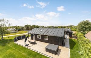 - une vue sur une maison noire dotée d'une terrasse dans l'établissement 3 Bedroom Beautiful Home In Hemmet, à Hemmet 19 autres photos