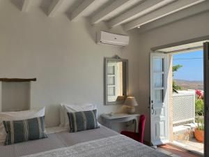 Postel nebo postele na pokoji v ubytování A Patmos Studio