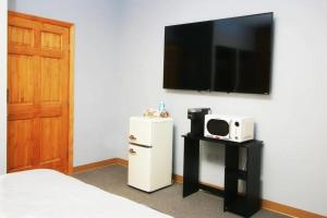 TV a/nebo společenská místnost v ubytování Foothills Lodge & Diner + 13 fotografií