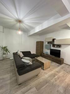 a living room with a couch and a table at Happy Apartments Mamaia Nord 2 Camere in Mamaia Sat/Năvodari