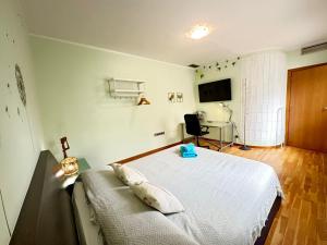 a bedroom with a bed and a desk and a television at Rooms Aribau 133 in Barcelona