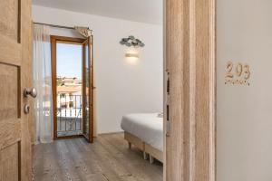 Letto o letti in una camera di The Square Rooms and Suites