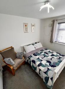 una camera da letto con un letto e una sedia di Luxurious 2 beds Urban Glint by GOO Living a Spon End