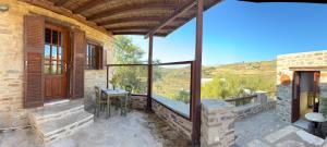 una casa in pietra con vista di Villa Kostopoulos Studio Zeus a Kampos Paros