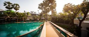 Der Swimmingpool an oder in der Nähe von Bann Pantai Resort