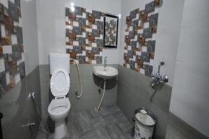 Vannituba majutusasutuses Hotel Purohit Sindhi Camp +24 fotot